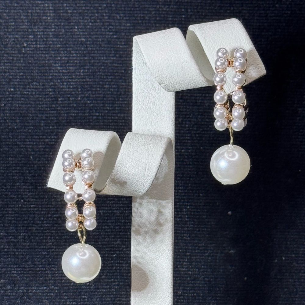 NWT Isaac Mizrahi Gold Tone Faux Pearl Mini Open Hoop Dangle Earrings 1"